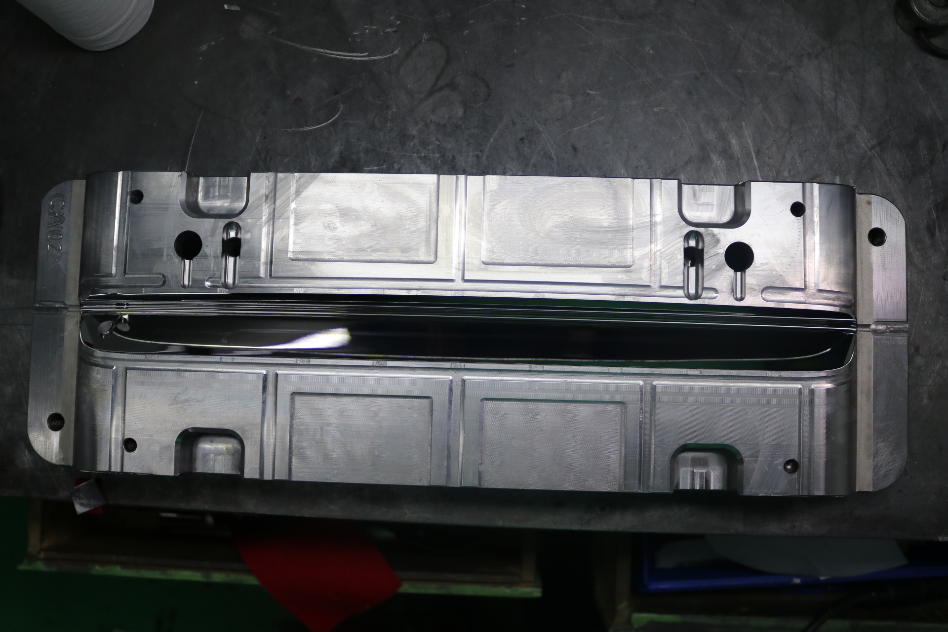 車(chē)燈模具拋光公司